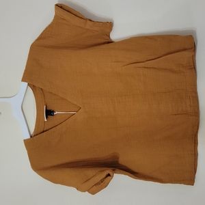 Crepelike golden short top. New w tag